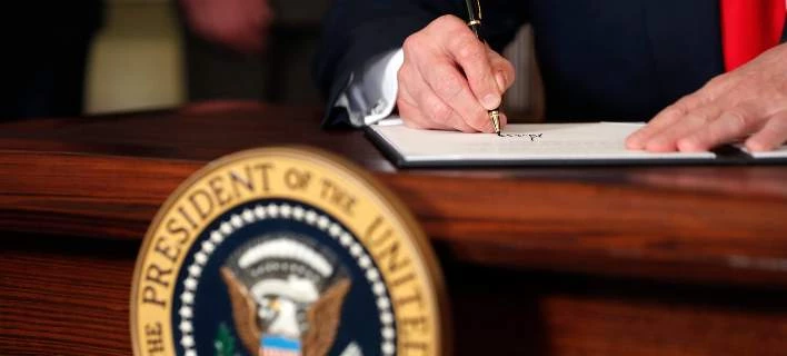 Αναβλήθηκε μέχρι την 1η Μαΐου ο εμπορικός πόλεμος του Τραμπ με την Ευρωπαϊκή Ένωση